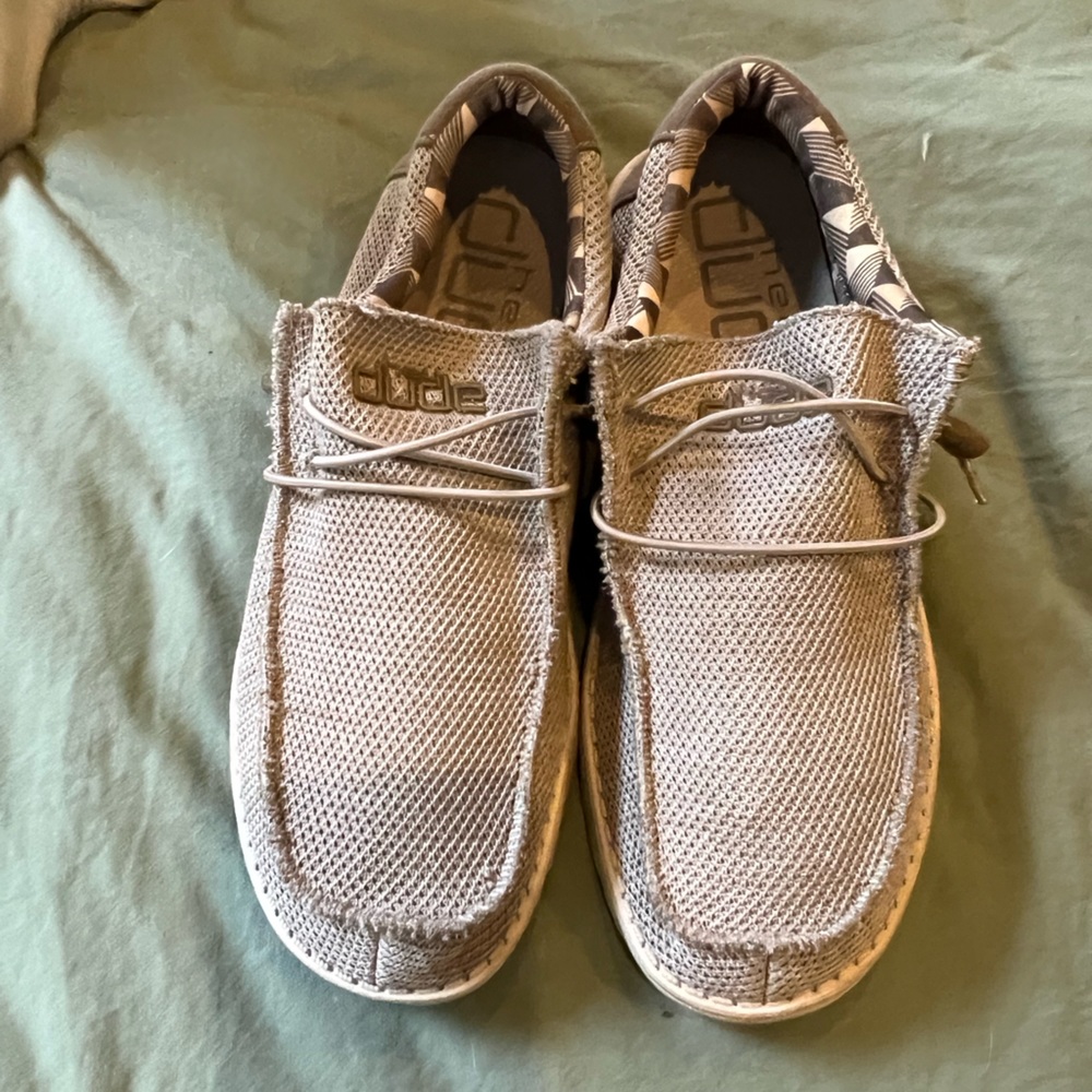 Men’s Hey Dudes size 9
